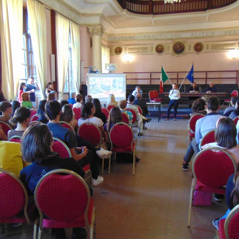 L'aula gremita di studenti del liceo Tasso di Salerno