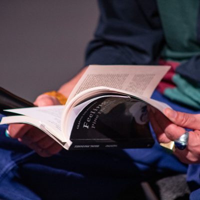 Gianni Valentino sfoglia il libro - foto Enza Sola, Associazione Culturale LAB 147